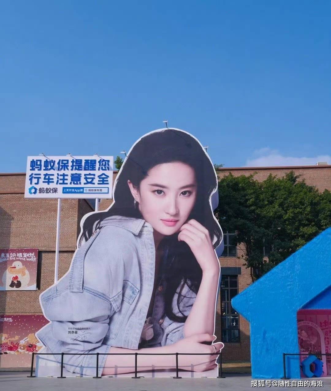 成都惊现12米高巨型刘亦菲,成了新晋网红打卡地