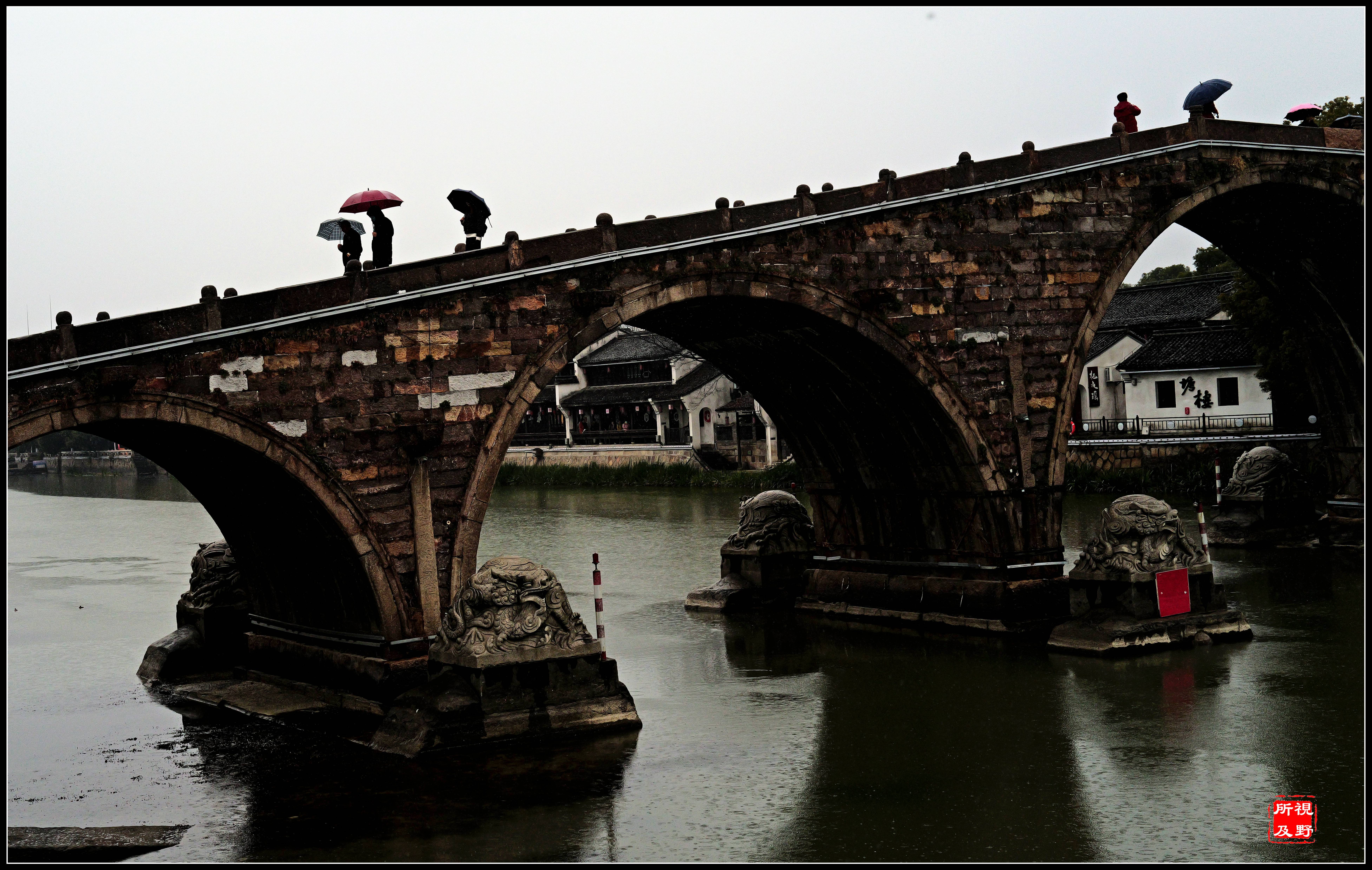 烟雨中塘栖古镇运河上广济古桥