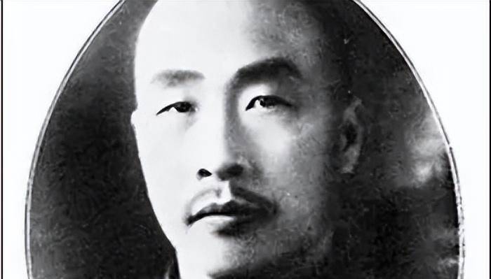 韩复榘游览大明湖,诗兴大发,诗念完后,听到的人却全沉静了