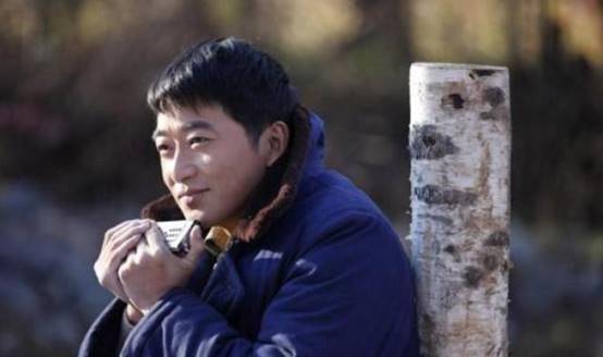 20岁男知青,下乡后娶31岁带4娃的寡妇,隐居深山40年