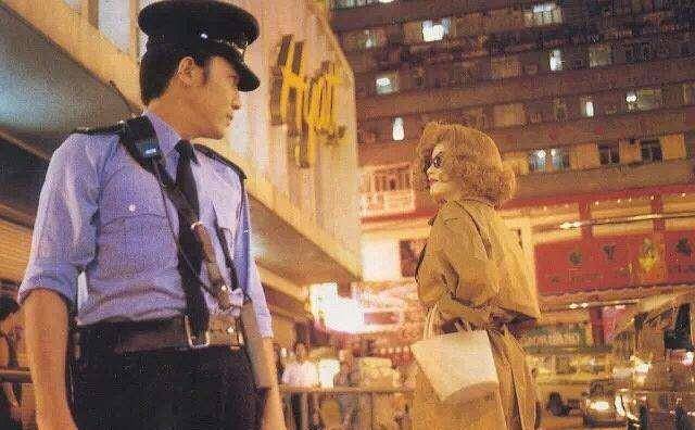 《重庆森林》:灯红酒绿下的沉默