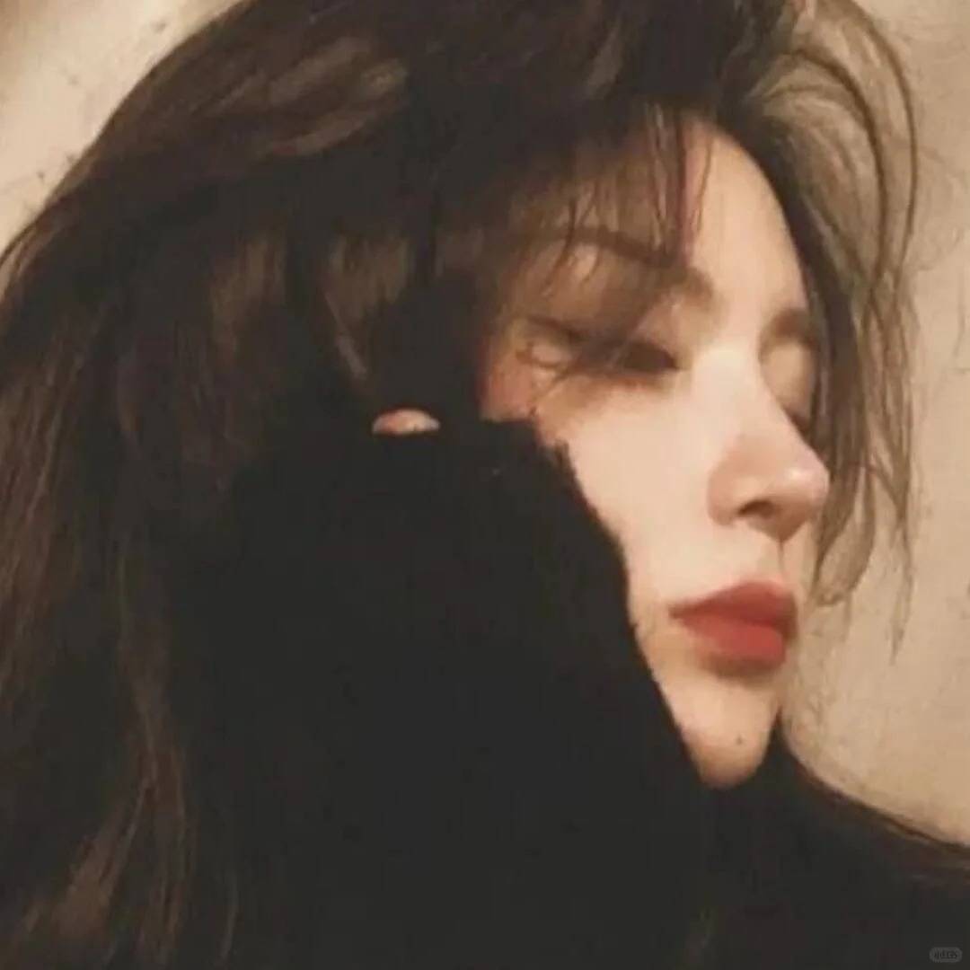 黑色酷拽高冷风格女生头像