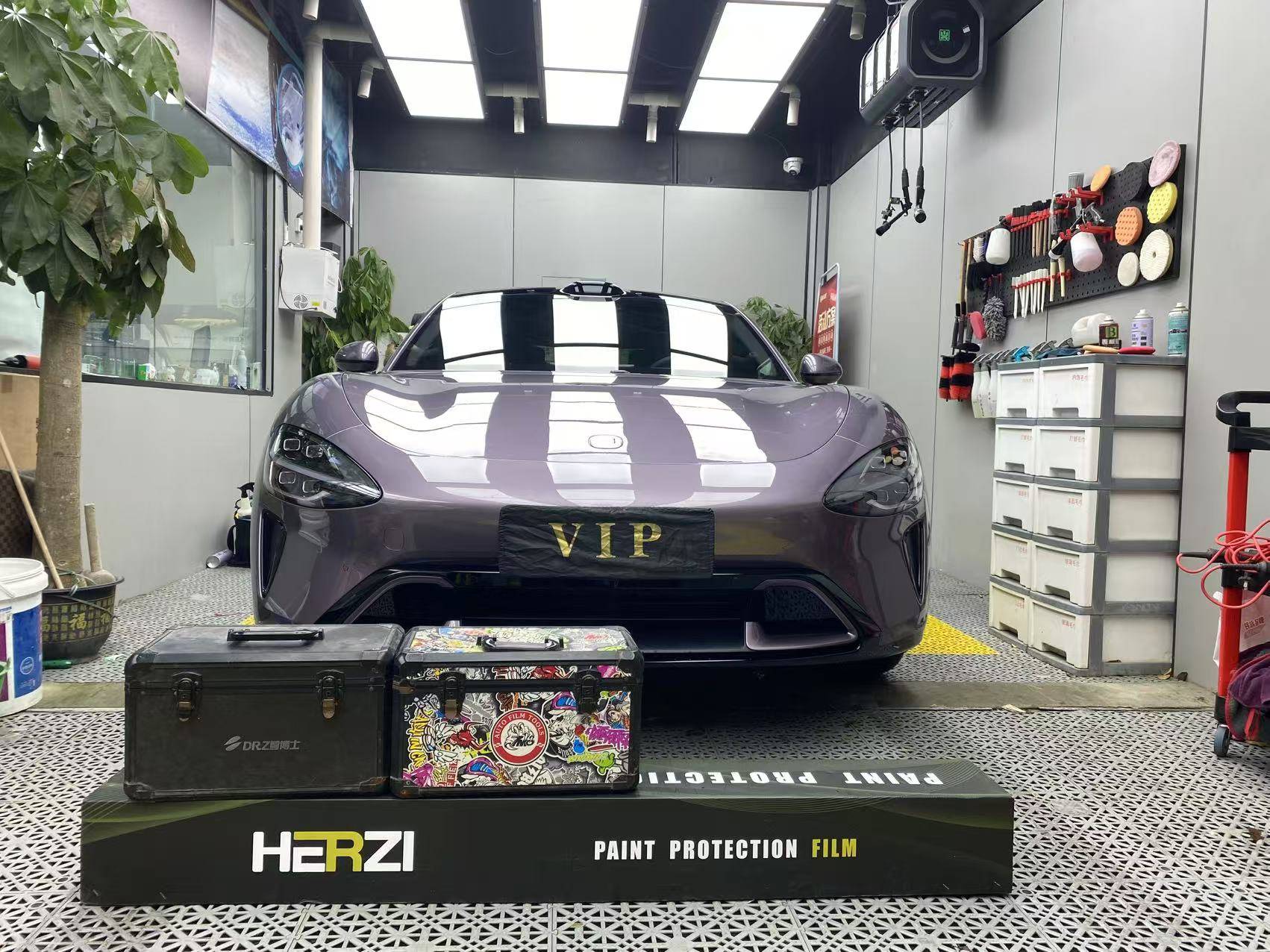 小米SU7携手HERZI，燃爆街头，重塑马路时尚新纪元！