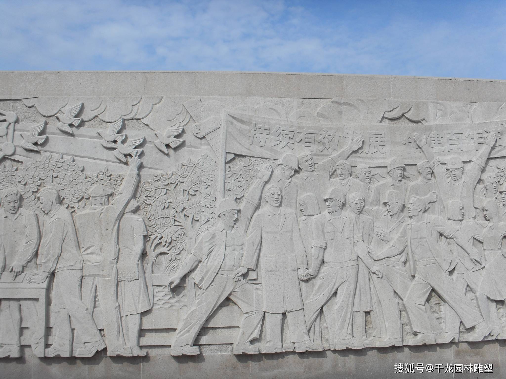 发展缔造未来:芝麻灰石材油田纪念浮雕的深刻内涵