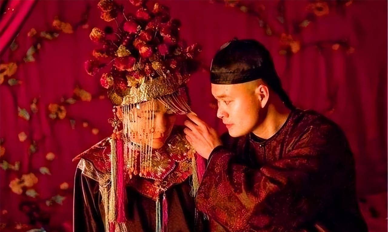 原创            少女一上联：“白头翁，牵牛耕熟地”，秀才一下联，少女又羞又气（白头翁别名）
