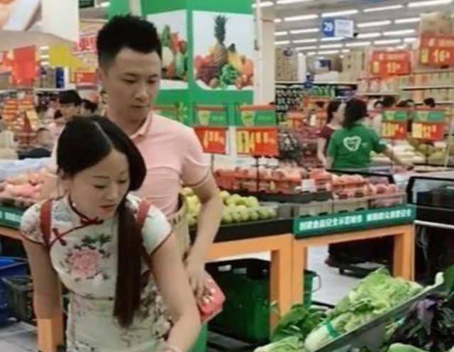 成都连体夫妻分手,走红后名利双收,无腿丈夫无情抛弃断臂妻子