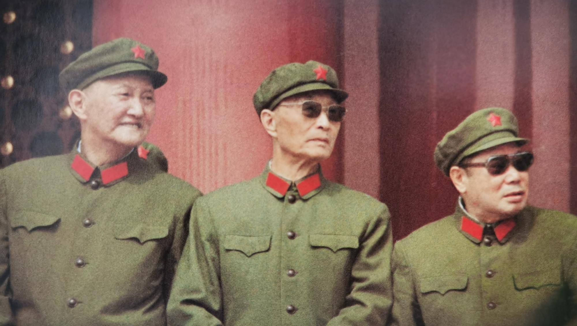 一组杨得志彩色老照片，会见英模与张海迪合影，视察老部队红一团_阅兵_工作_总参