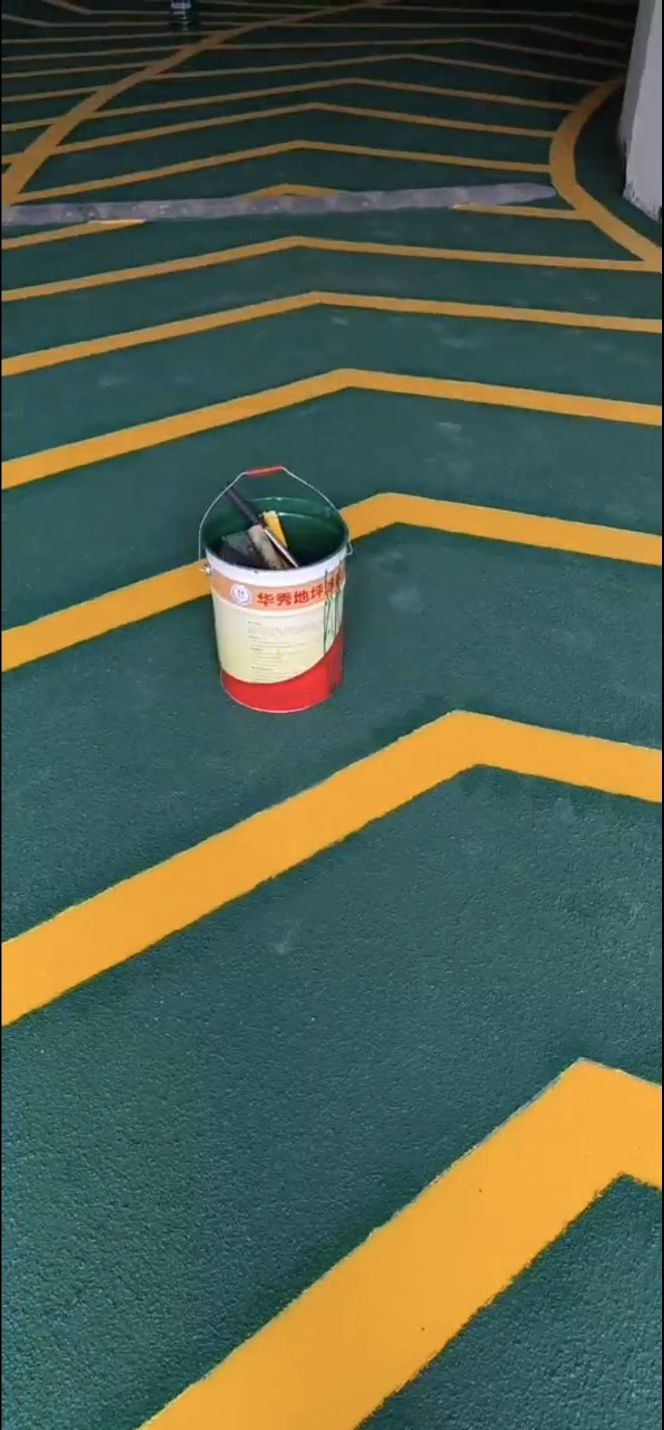 其独特的施工特点和精细的施工工艺,成为现代建筑坡道地面的理想选择