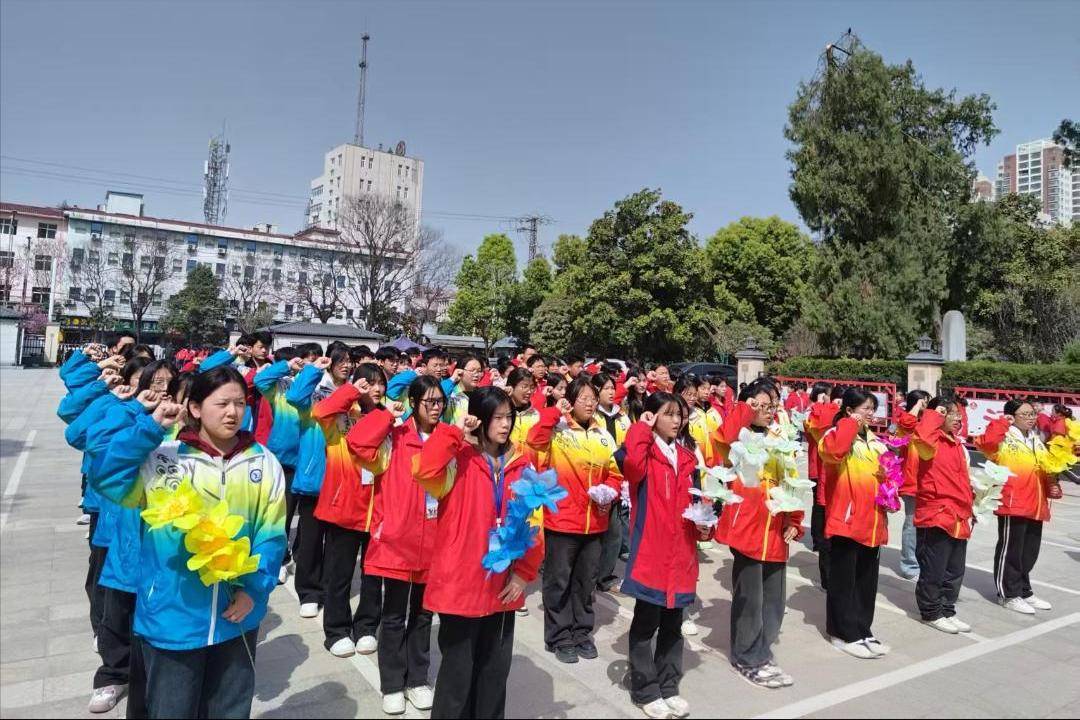 清明节|邓州市二高中组织团员和青年前往烈士陵园祭英烈