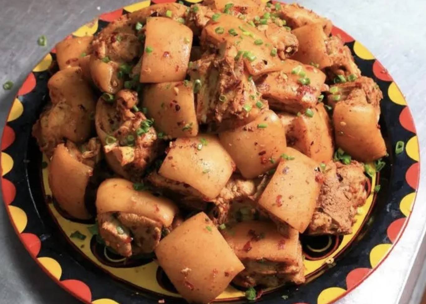 彝族坨坨肉:用千年彝寨火塘熏烤的力量之源硬核美食