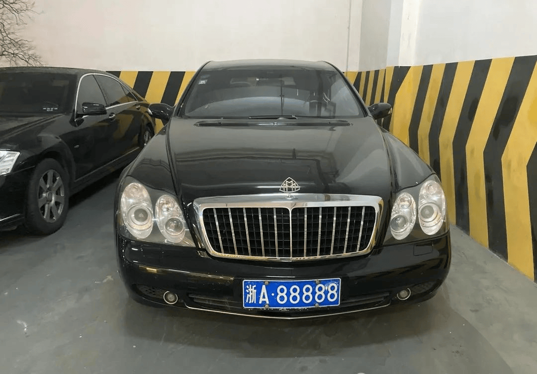 钱多多原名叫钱峰雷,1976年出生于浙江省宁波市鄞州区横街镇的一个