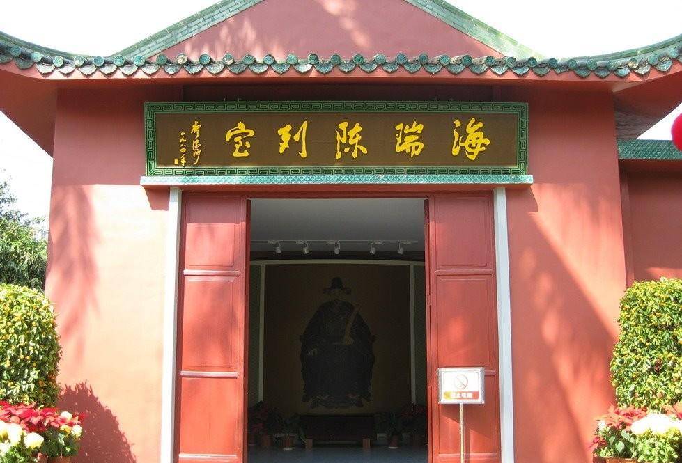 海瑞墓地:占地76亩,遗骸曾被挖出焚烧,坟冢造型奇特但寓意深刻