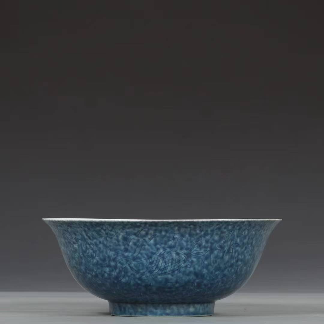 大明宣德年制雪花洒蓝釉暗刻鱼纹碗