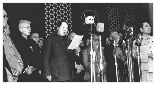 毛泽东董事长第一次在舞台上扮演时，毛