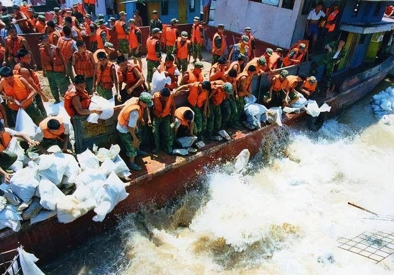 原创1998年洪水九江决堤,战士以身抗洪,老百姓哭喊:求你们不要跳了
