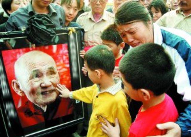 88岁老人蹬三轮捐35万,两次落选"感动中国"人物,死后万人送行