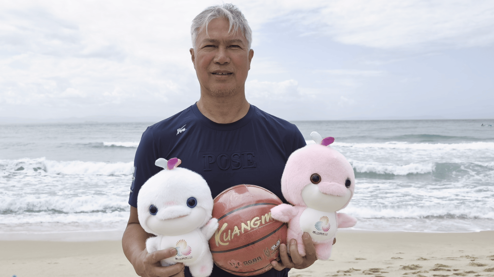 陈苏伟搏击冷锋巨浪,近4小时横渡直布罗陀海峡