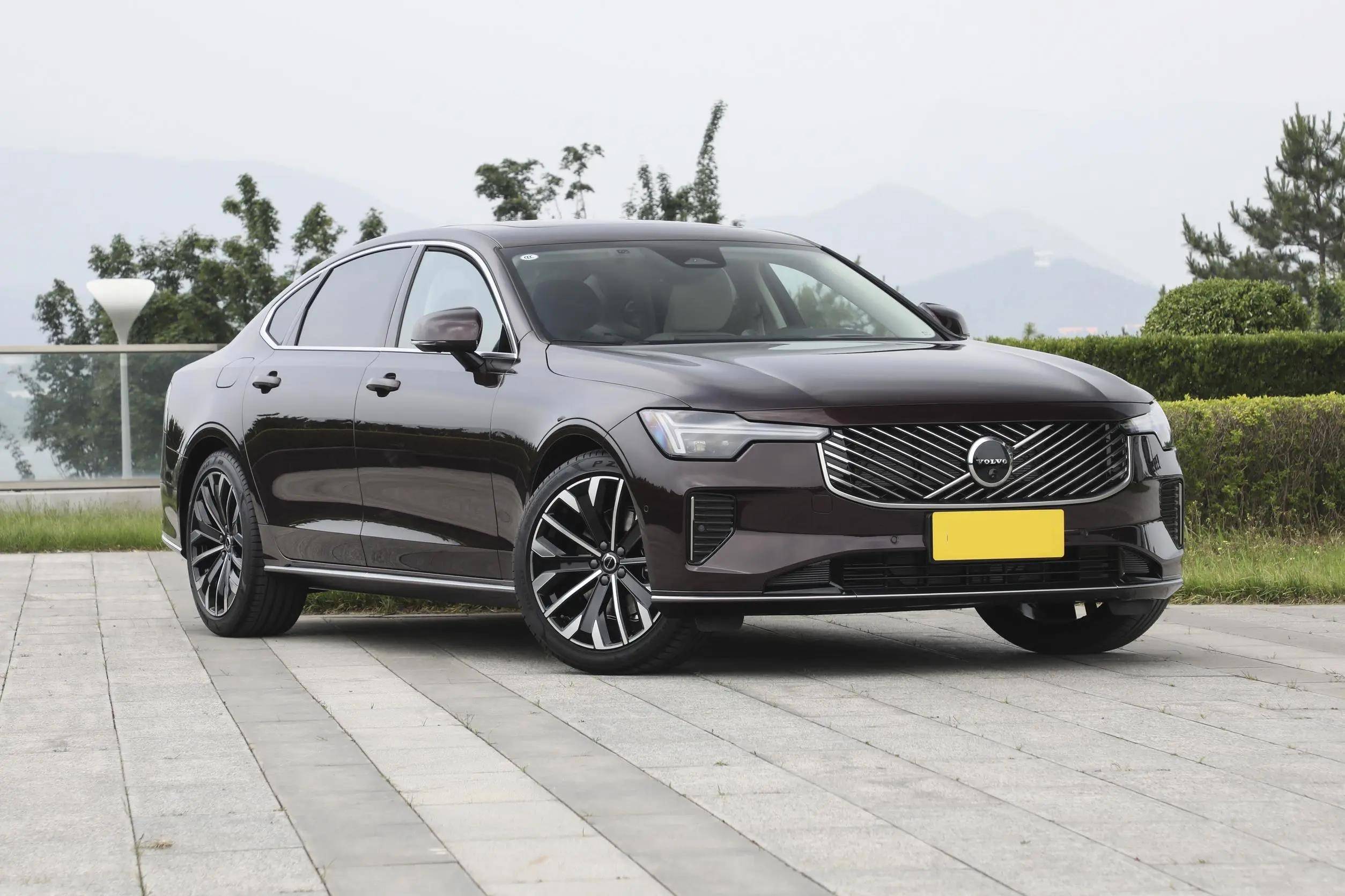 新款s90在整体轮廓上延续了现款车型的设计,但前脸采用了与新款xc90