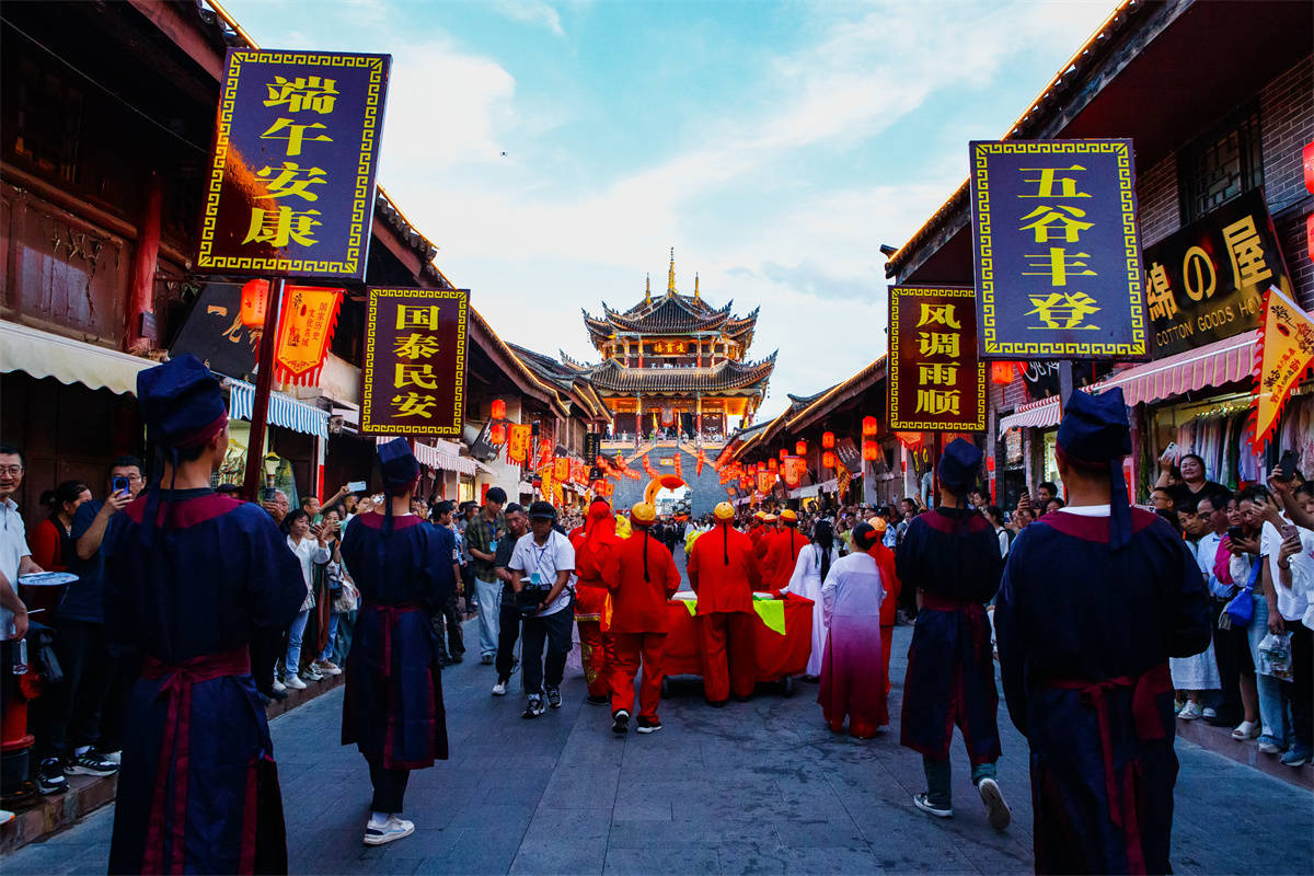 万人同庆 四川会理端午万人"药根宴"热闹开席