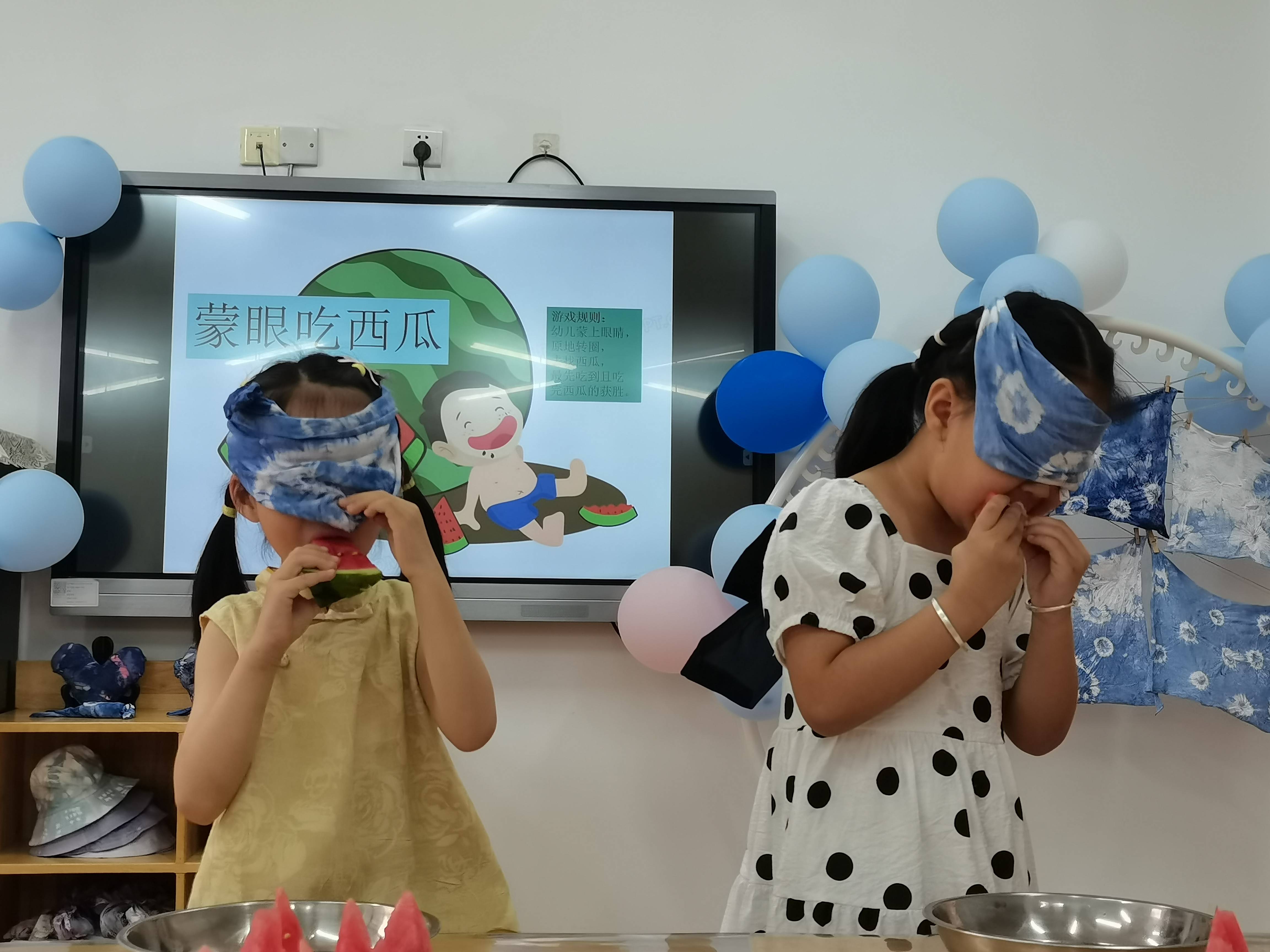 "蒙眼吃西瓜"游戏则将现场气氛推向高潮