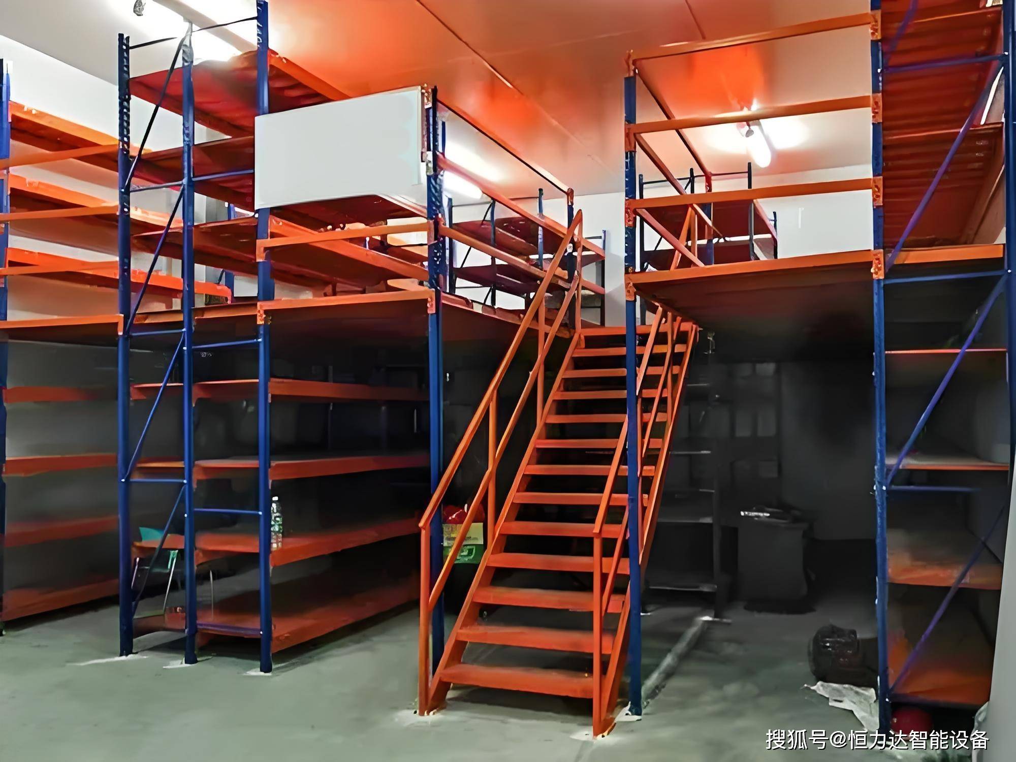 存放多种类产品仓库可以选择阁楼式货架