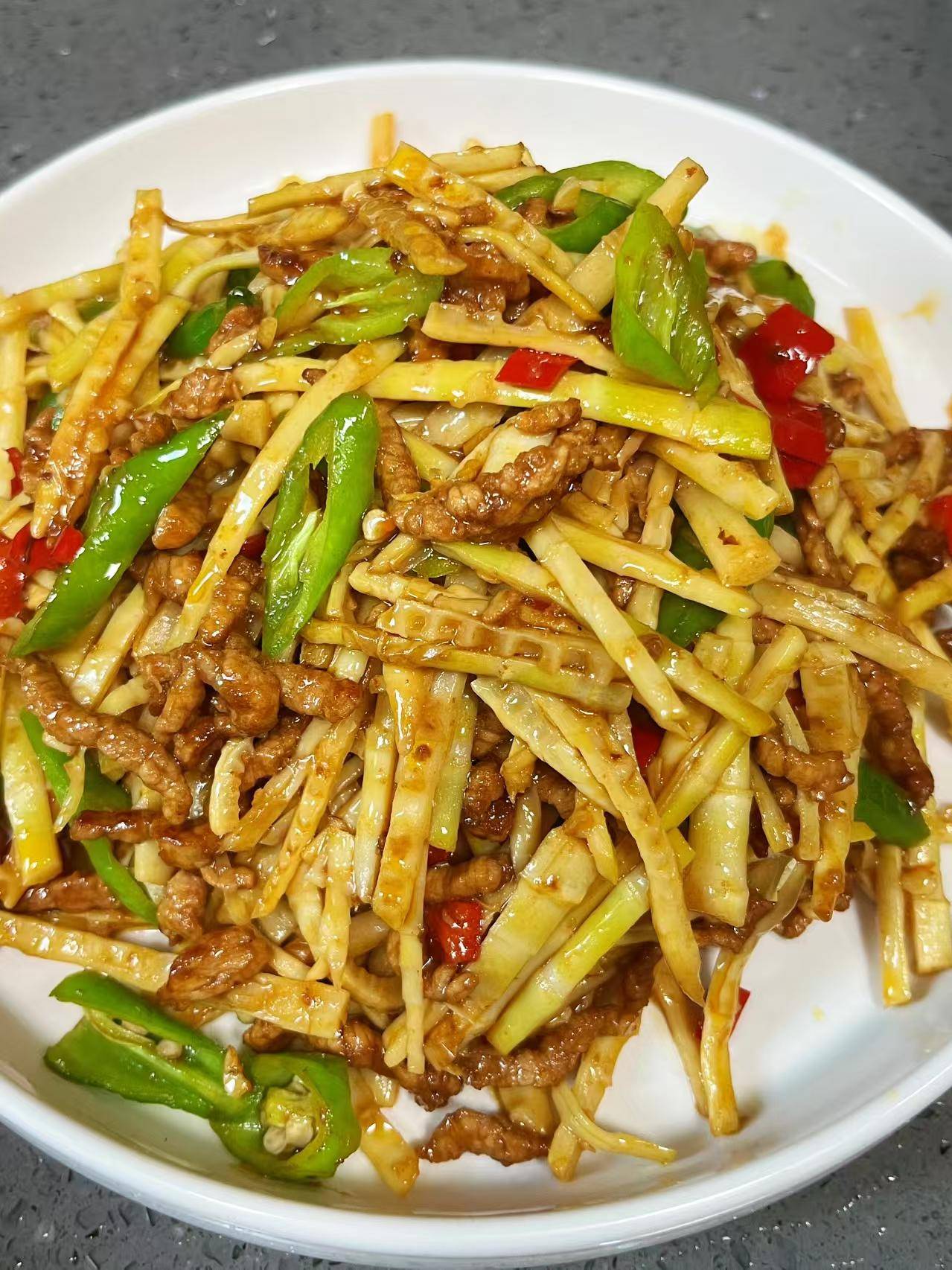 《竹笋炒肉丝:一道让米饭"瑟瑟发抖"的春日魔法》
