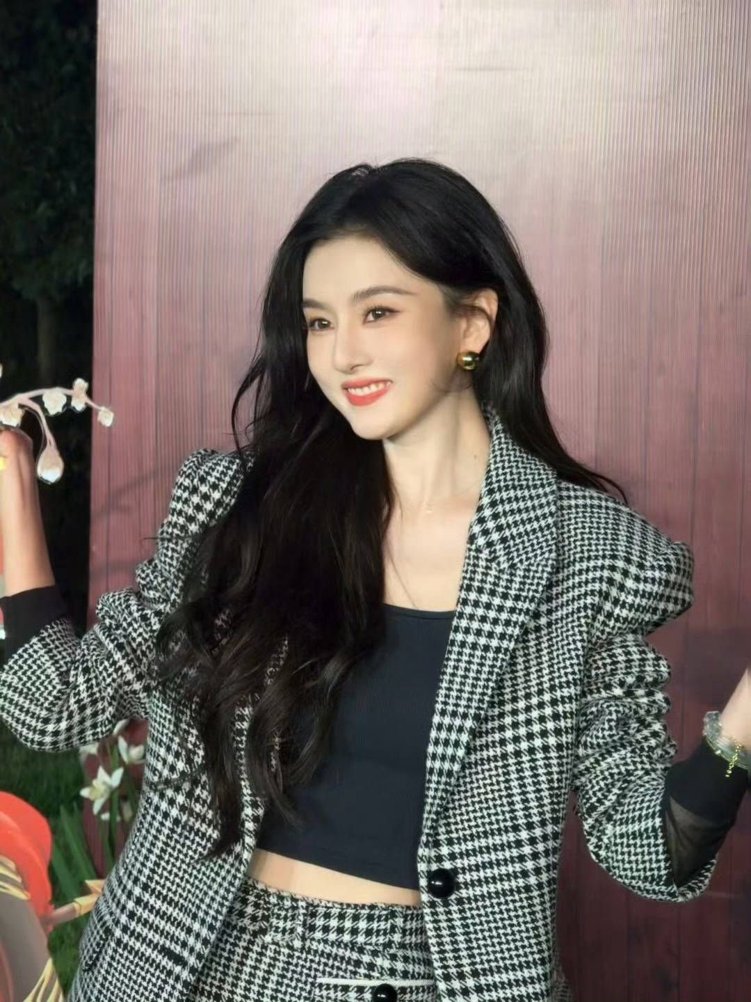 宋祖儿穿格纹外套配短裙知性优雅 对镜灿笑明媚甜美