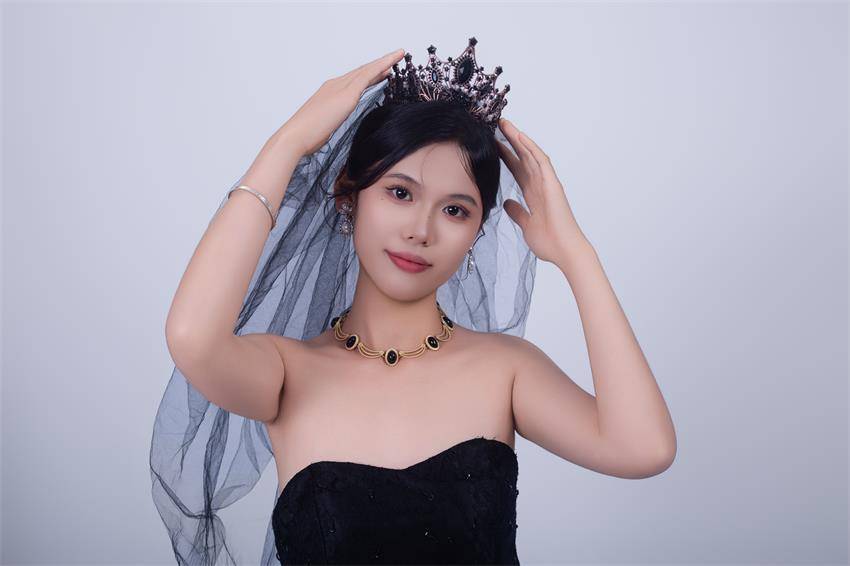 黎秀茹（KLH）：用优雅和自信书写美丽的模特新星