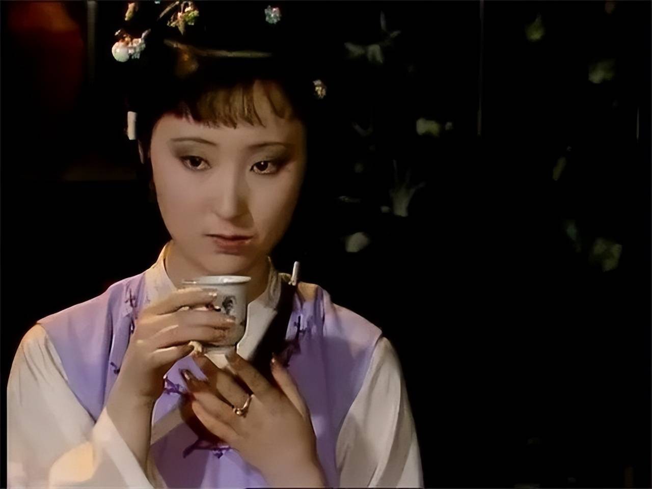 林黛玉死后留下2瓶茶叶，贾母见后大吃一惊，知道自己活不长了_林黛玉死后留下2瓶茶叶，贾母见后大吃一惊，知道自己活不长了_