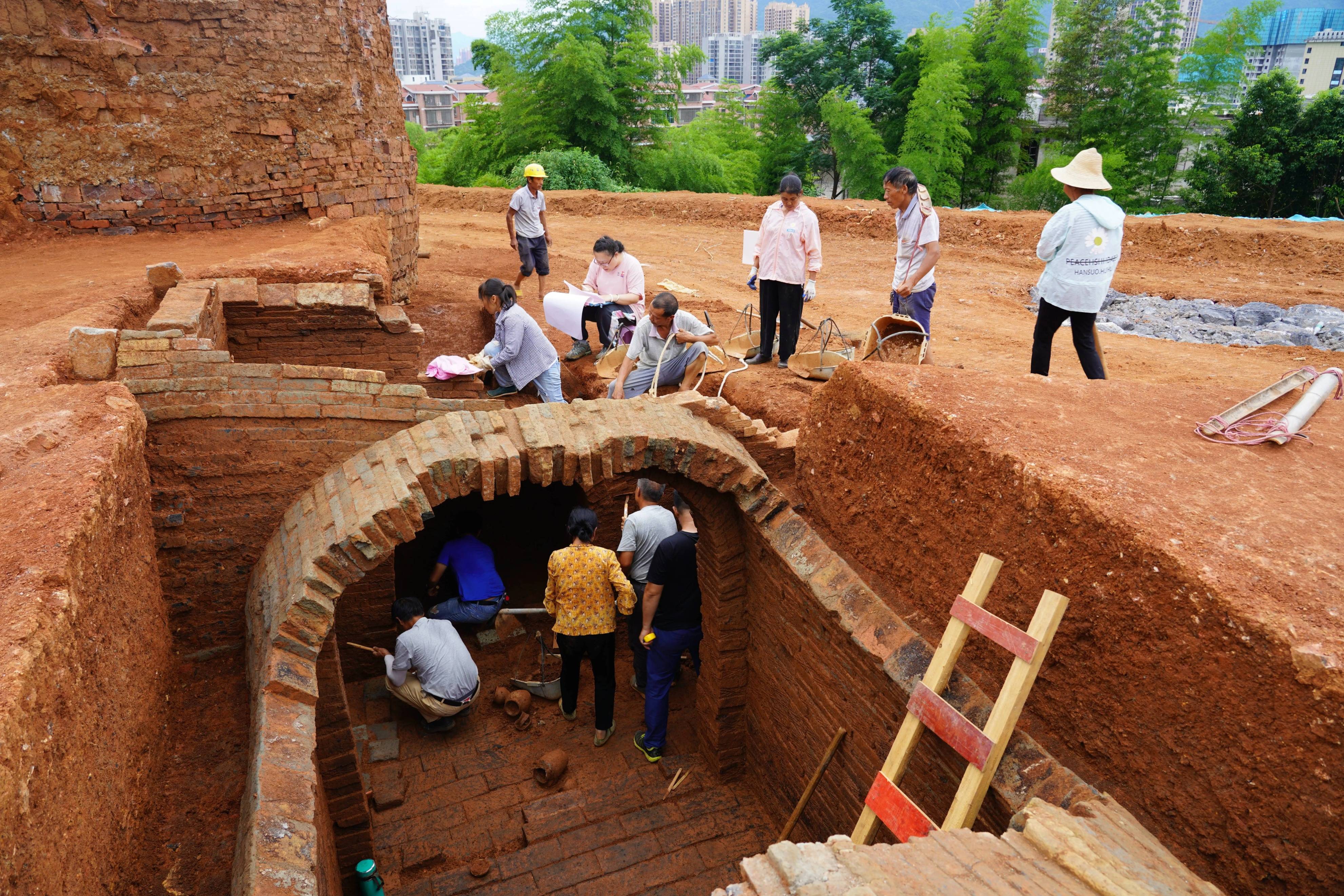 浙江一代清官,遭人陷害,寒酸下葬,400年后墓中挖出2亿陪葬品