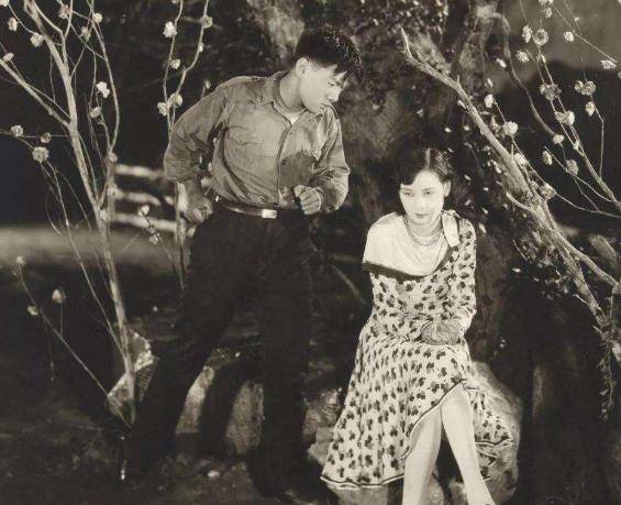 戴笠与胡蝶的真实影像,胡蝶千娇百媚如仙子,戴笠面容冷峻显威严