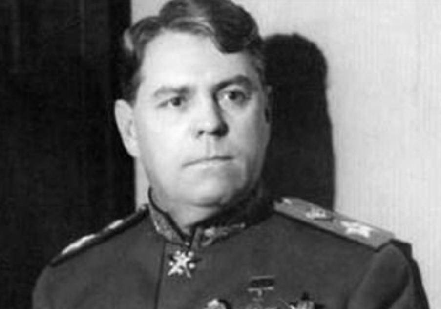 开会说话漏洞百出,专家却说:他是扮猪吃老虎