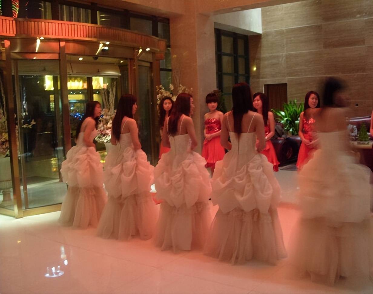 郑州皇家一号覆灭之路:13年深夜突袭,千名警官带走15车女公关