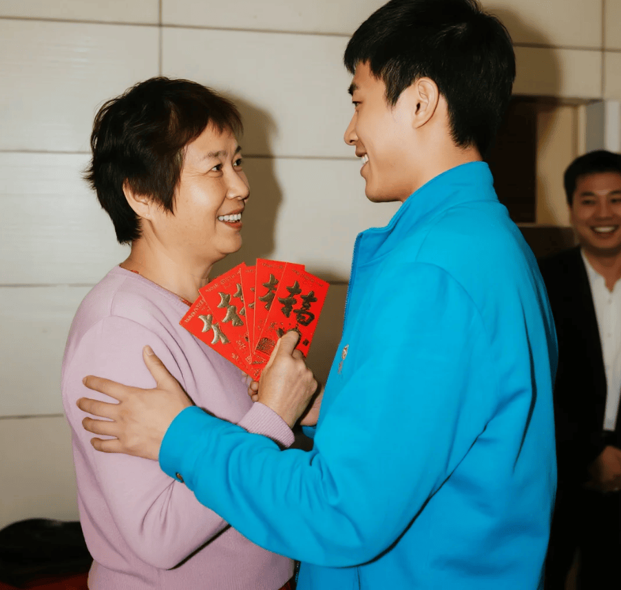 泪崩！儿子失散19年，母亲重逢狂塞19个红包：每个1000，看哭全网