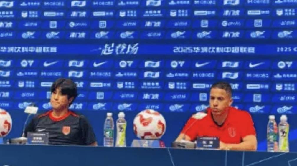徐正源在赛前新闻发布会上当场翻桌，成都蓉城俱乐部很尴尬！