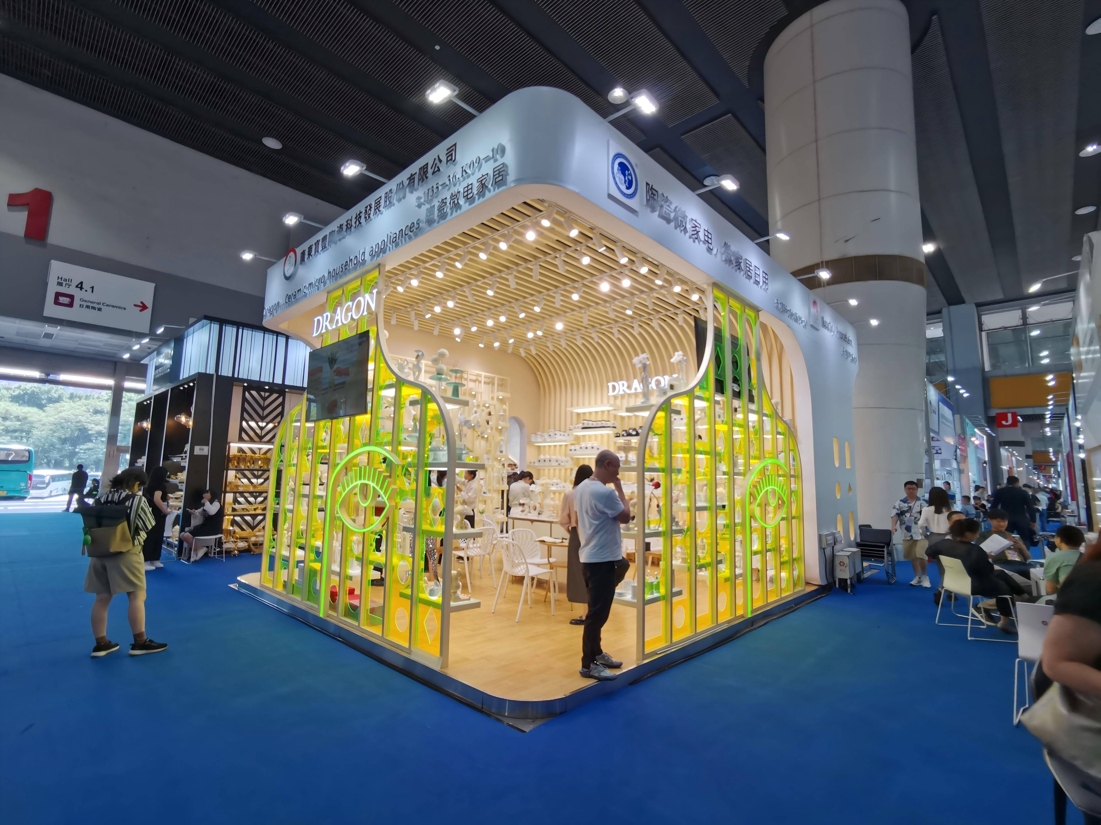 展台轻量化材料大比拼:蜂窝铝 vs 再生塑料,哪种更适合广交会展台?