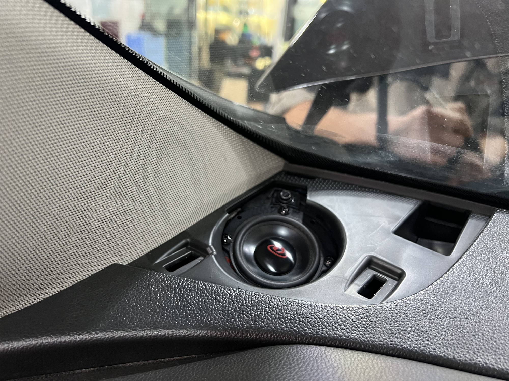 别克昂科威音响改装:埃曼德高7喇叭尽享音乐的震撼体验