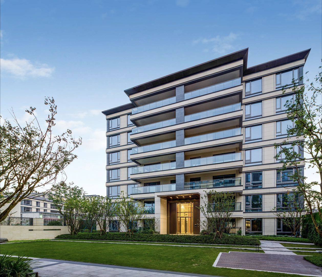 重庆「金融街嘉粼融府」售楼处电话_金融科技府邸_臻席热销_实景园林鉴赏_定制户型解析