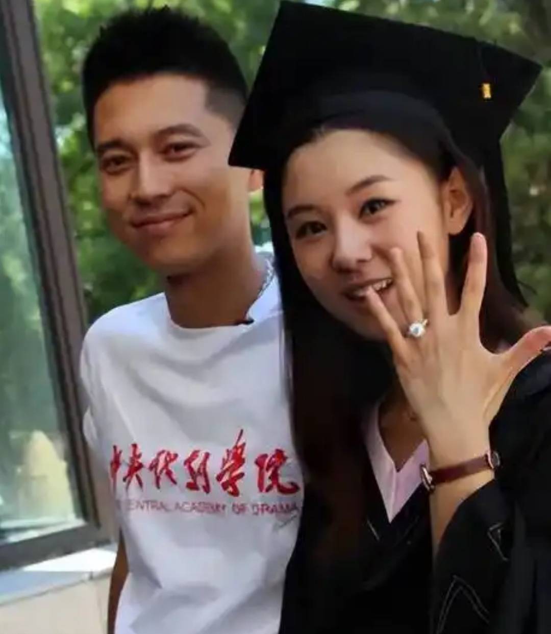 王雷夫妇庐山秀恩爱李小萌身材丰腴个子不高抱老公撒娇甜蜜蜜