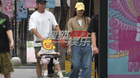 独家：阿如那一家三口逛街 全程推着婴儿车当称职奶爸