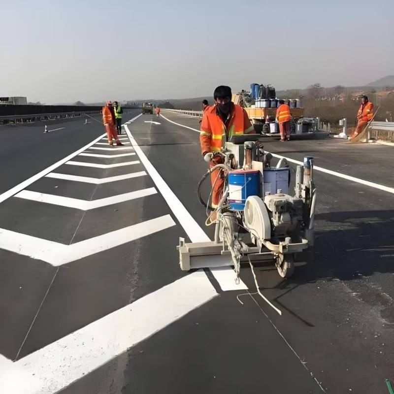 道路划线施工：城市脉络的艺术