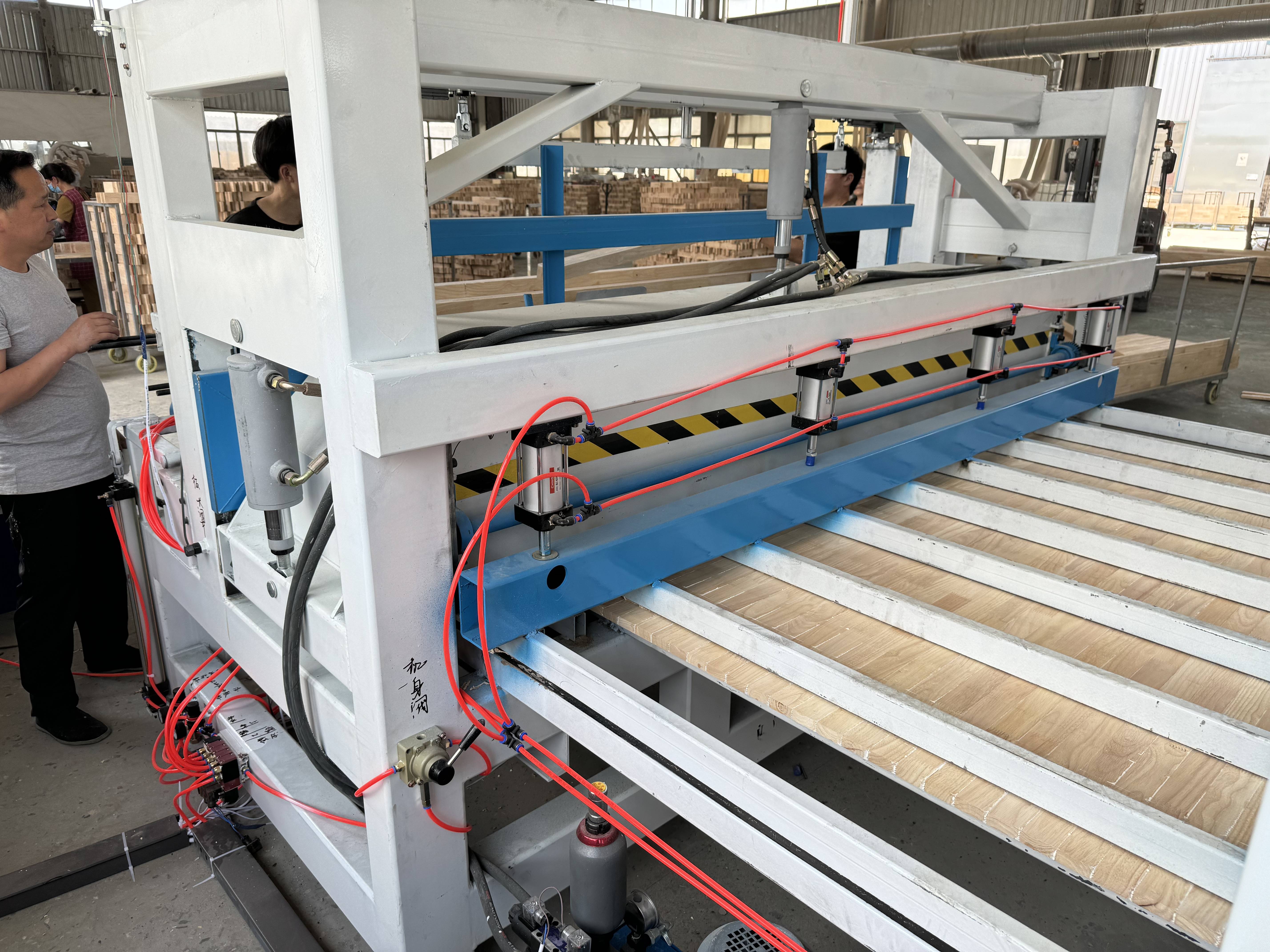 自动拼板机 细木工拼板机：实木加工的效率革新者