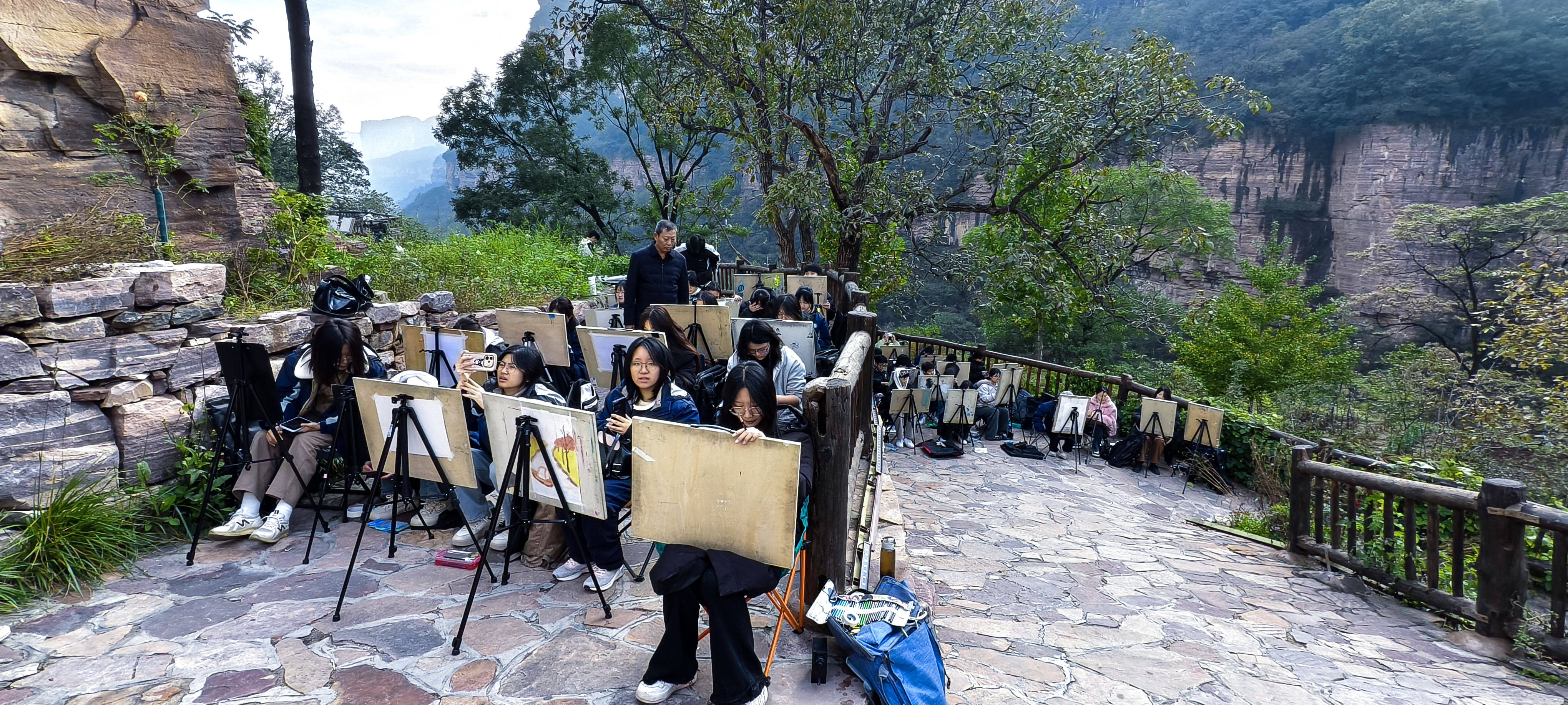 郑州市信息技术学校组织学生赴太行山大峡谷开展写生活动