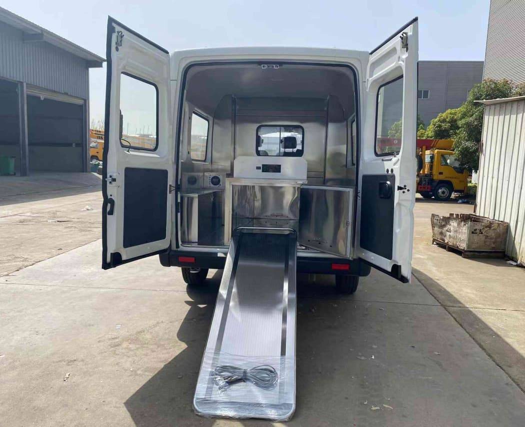 云南红河殡仪车运输尸体