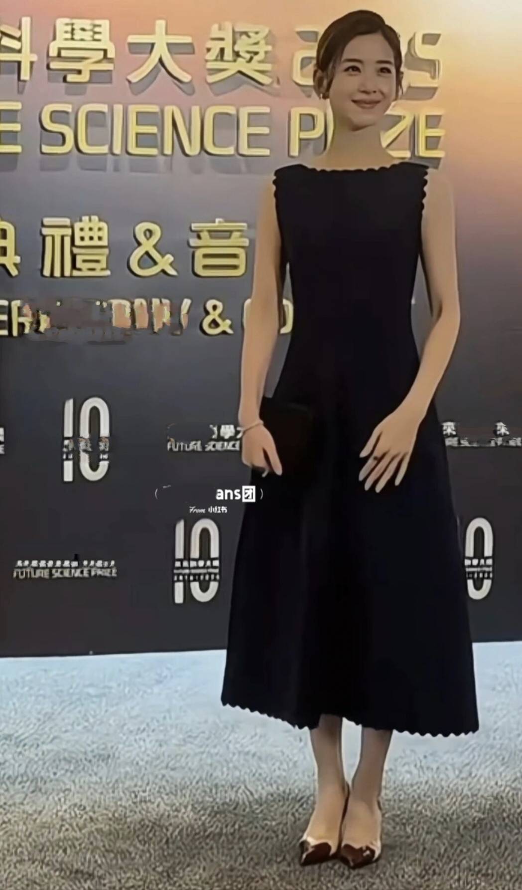 奶茶妹妹惊艳现身,她与科学家互动,科技与优雅的交织