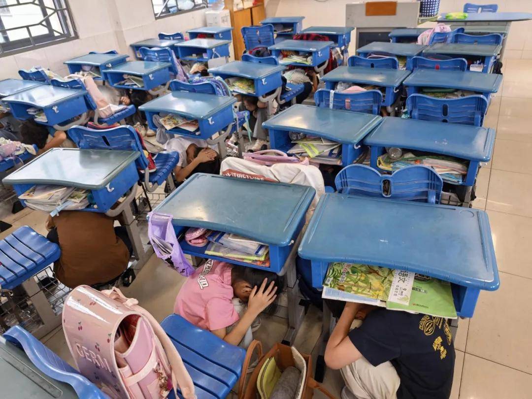 苏州市平江实验学校开展了地震应急避险疏散演练