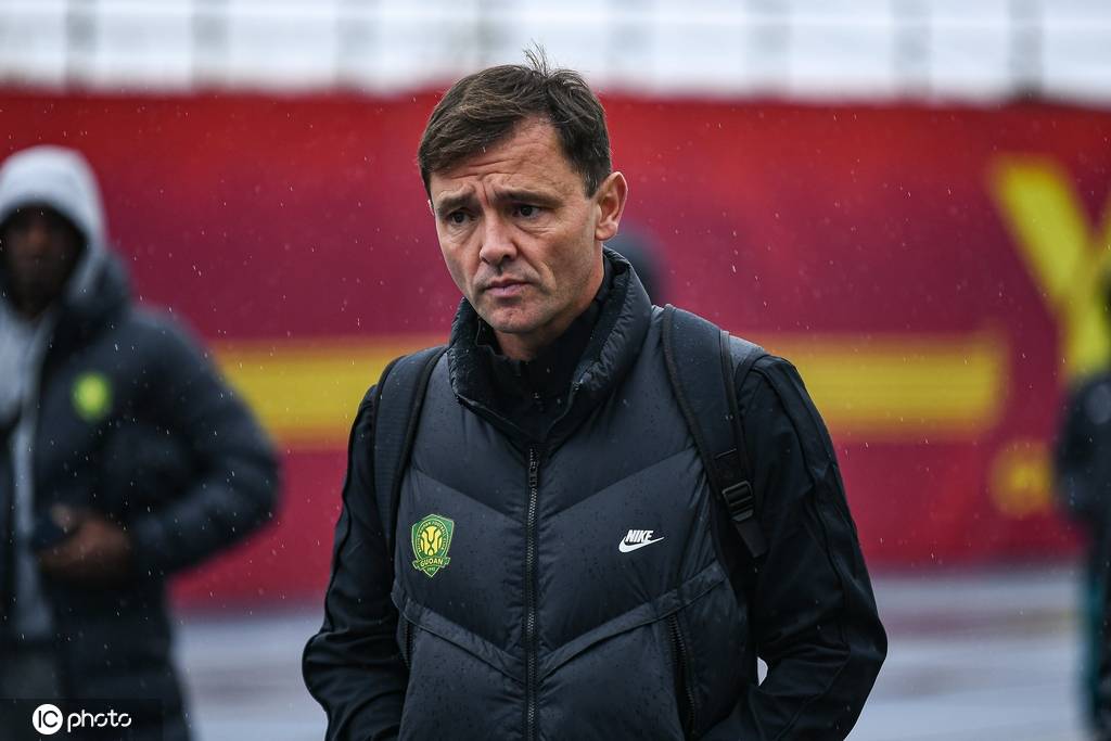 国安主帅：尽管经历了很多的打击 但我们的更衣室非常团结