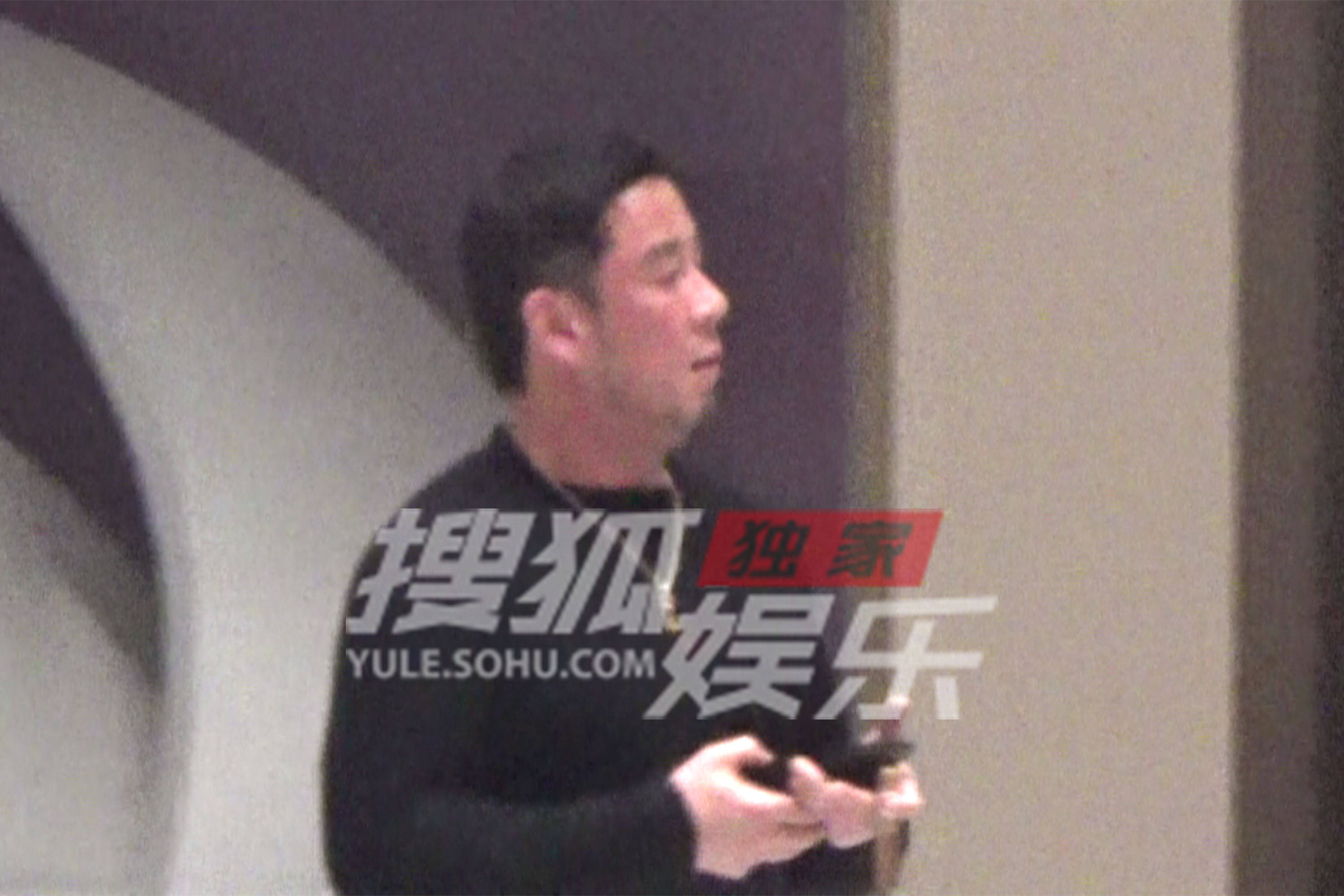 宋丹丹杨坤现身朋友聚会 出门时都盯着手机超忙碌_娱乐_穿着_低调