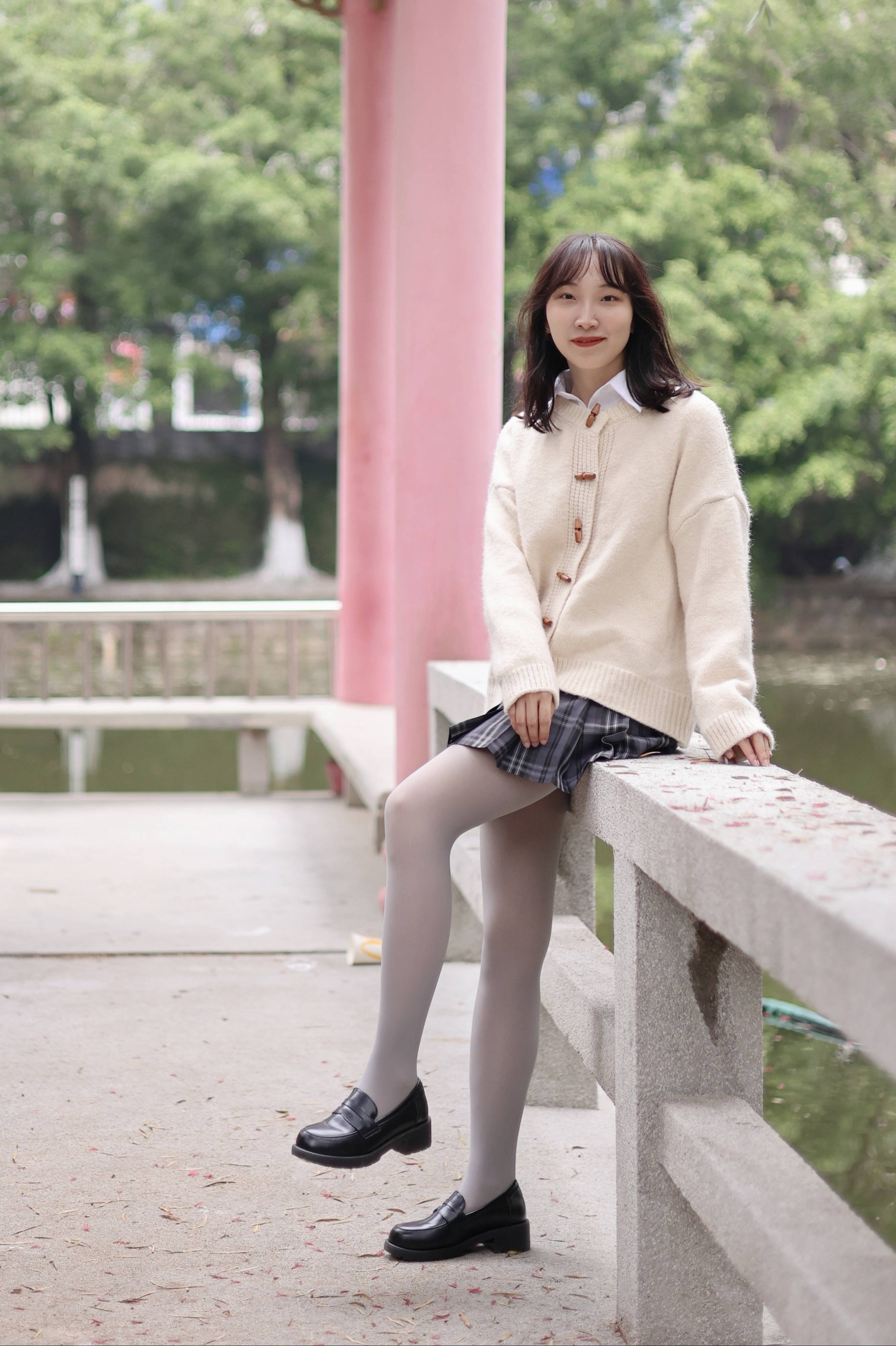jk制服搭配灰丝小皮鞋,小姐姐诠释厚灰美学
