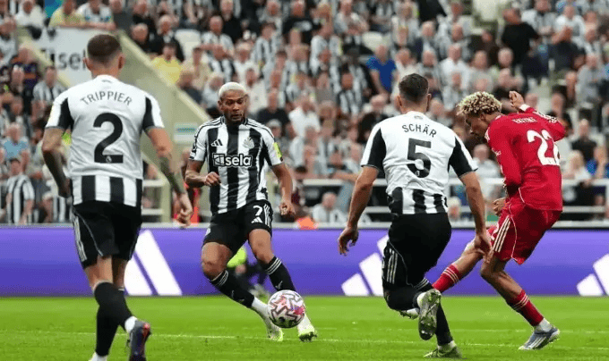 疯魔!14轮不败仍差8分,穆帅2000万神锋戴帽,3冠王梦被波尔图铁壁碾碎?